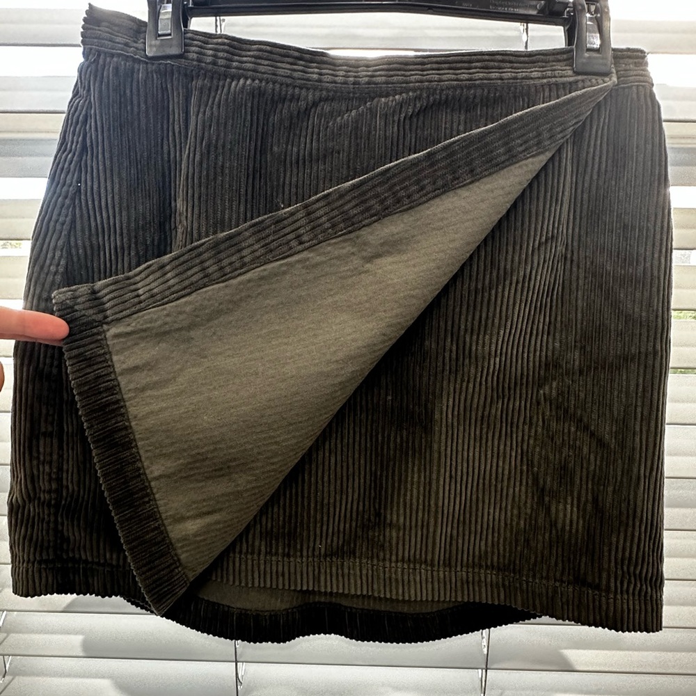 Abercrombie and fitch olive ribbed skirt. Size:M. Worn once. Great condition